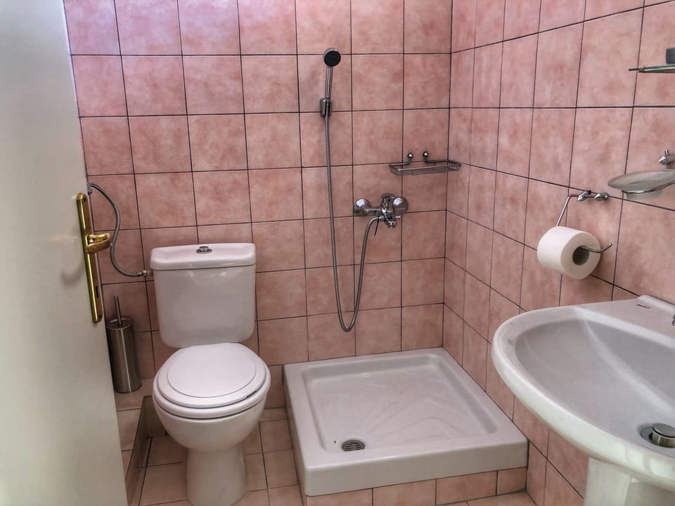 Basic Single Room, Balcony | Bathroom | Shower, hair dryer, towels