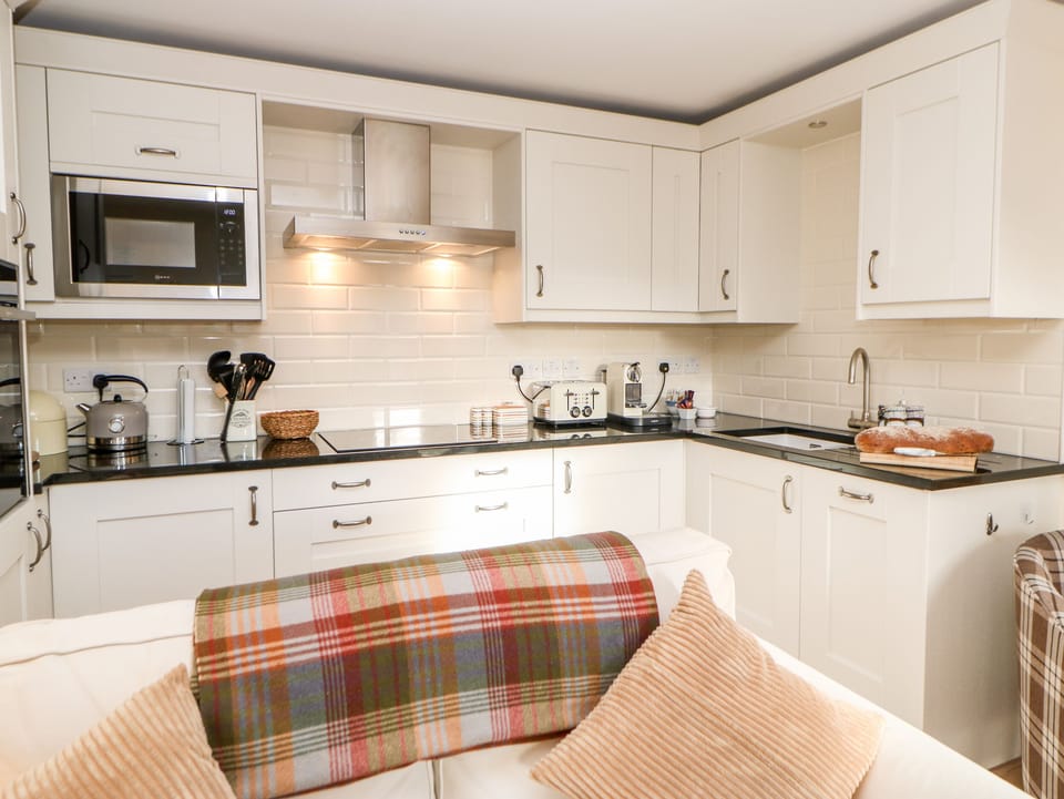 Cottage | Private kitchen | Fridge, microwave, dishwasher, electric kettle
