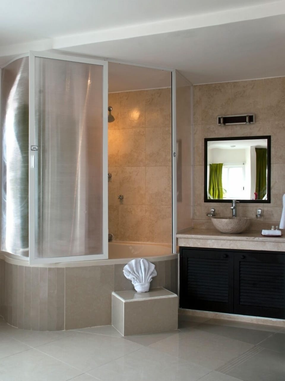 Junior Room | Bathroom | Soap, shampoo, toilet paper
