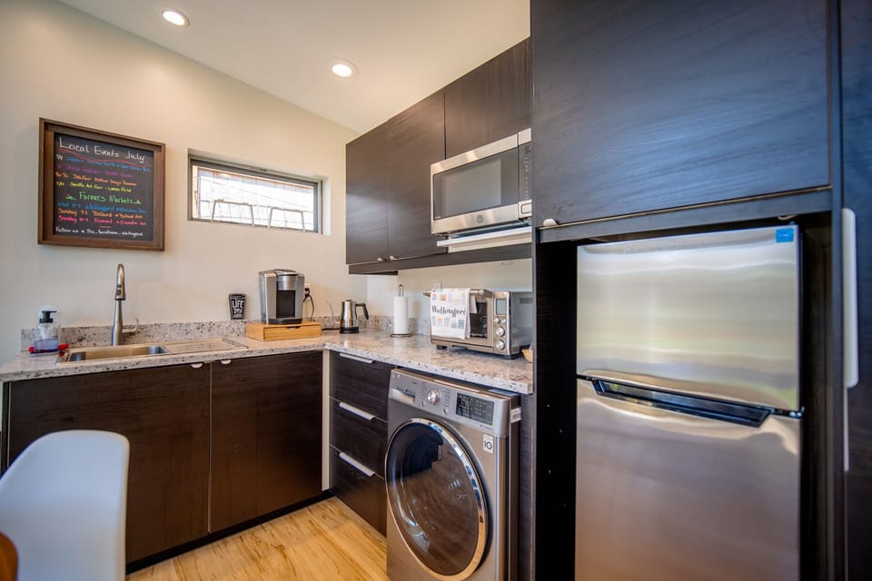 Efficient kitchenette including washer/dryer.