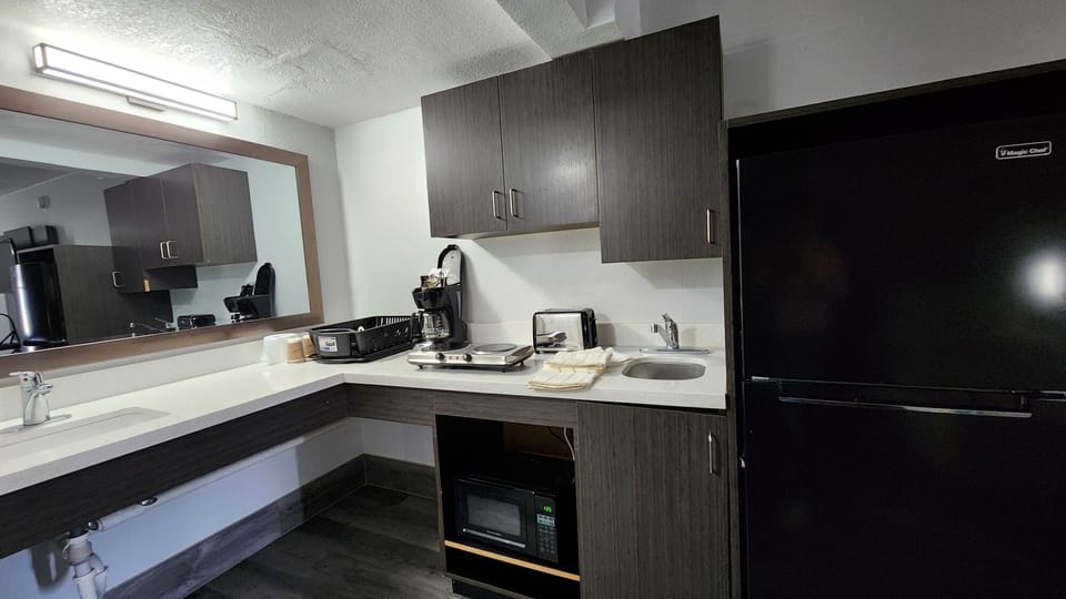 Full-size fridge, microwave, stovetop, coffee/tea maker