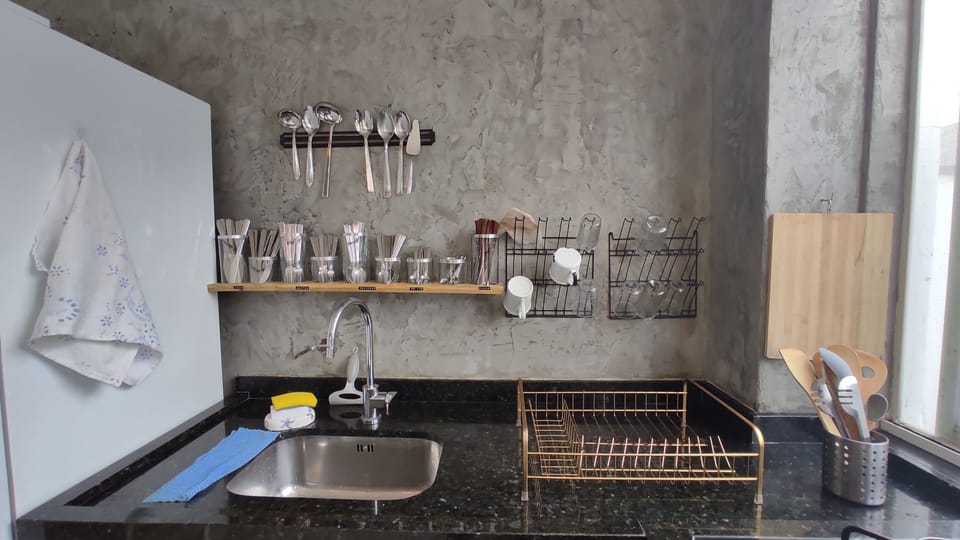 Full-size fridge, microwave, oven, stovetop