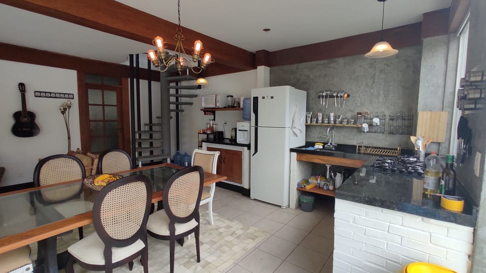 Full-size fridge, microwave, oven, stovetop