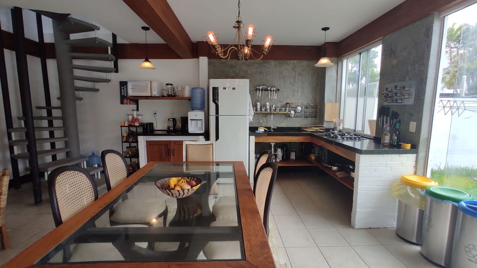 Full-size fridge, microwave, oven, stovetop