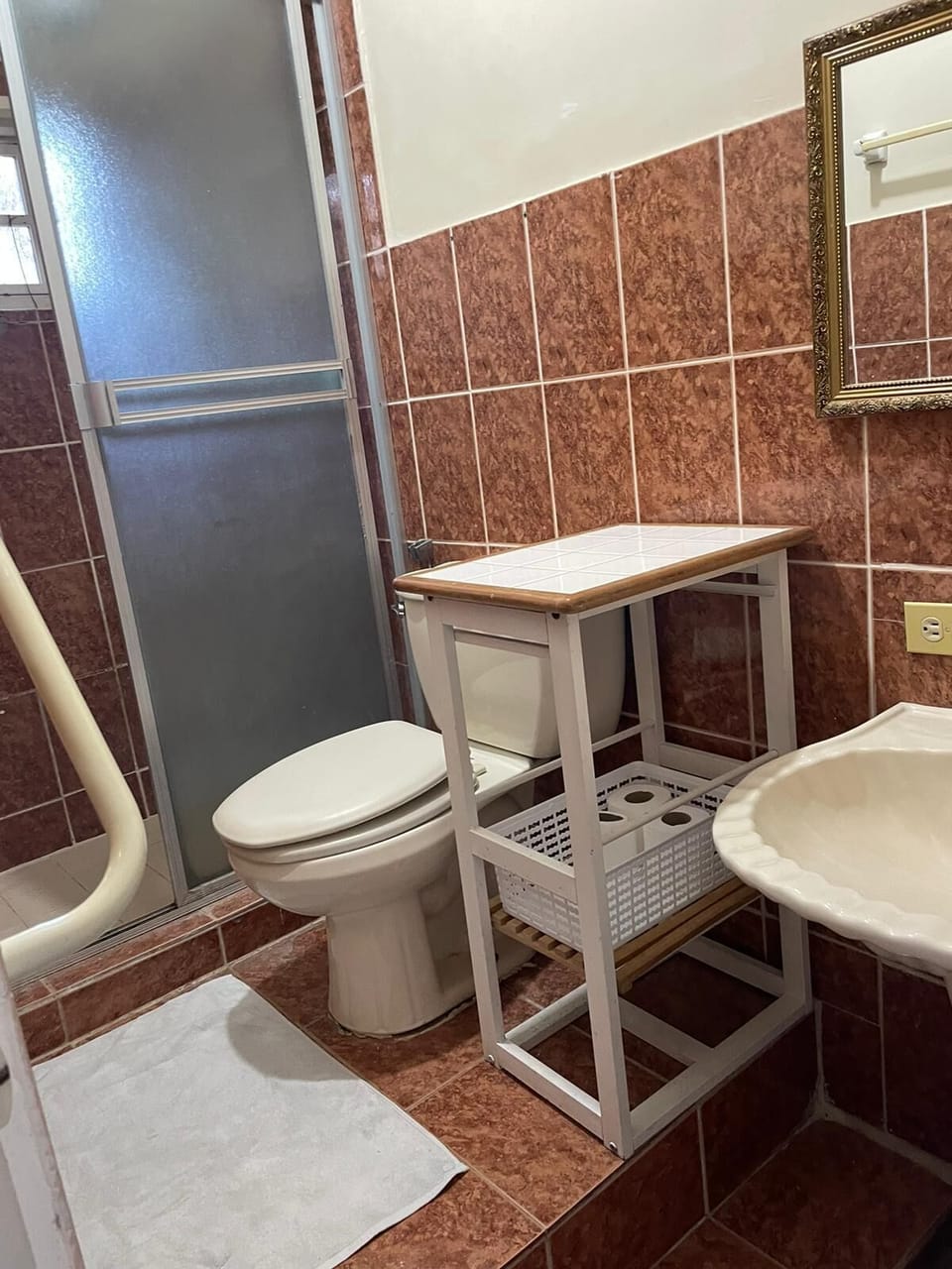 Private bath in 2nd bedroom