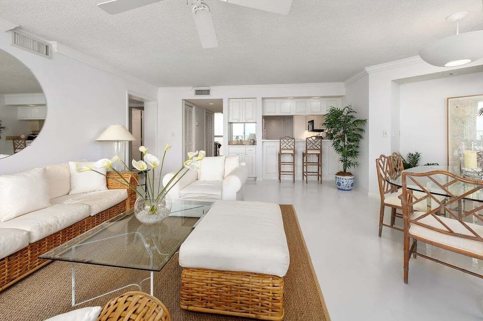 King and Prince 387 - Open Concept Dining Space