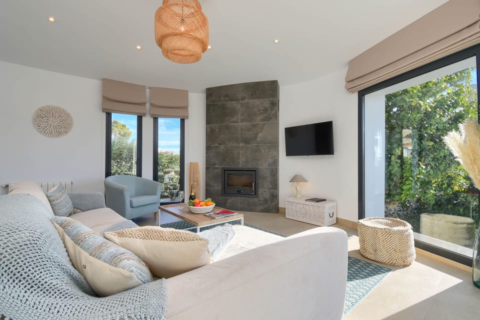 Bedroom with two single beds