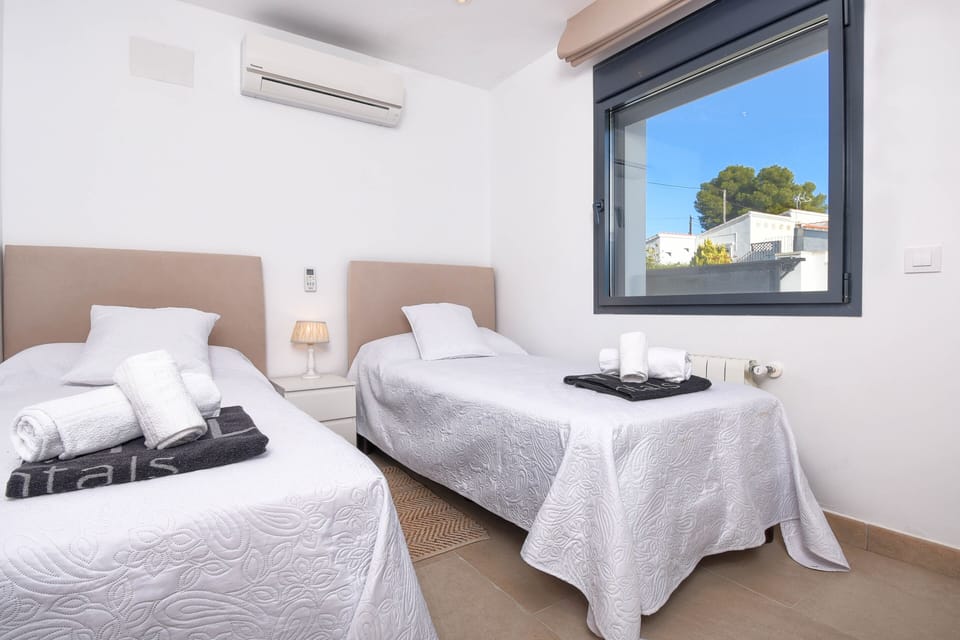 Bedroom with two single beds