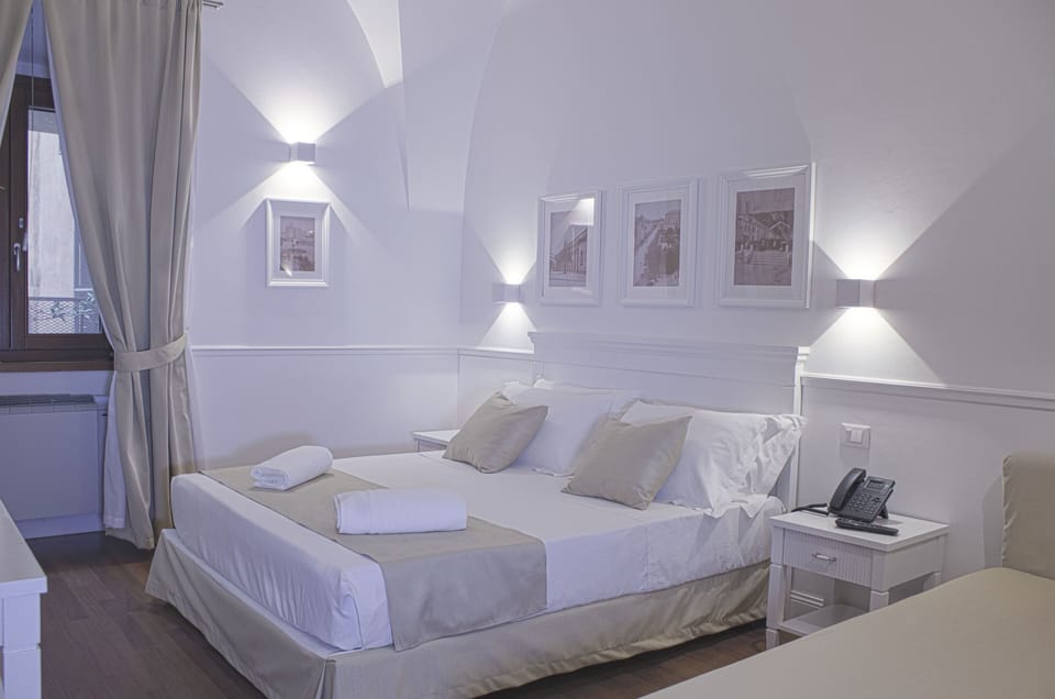 Hypo-allergenic bedding, down comforters, minibar, in-room safe
