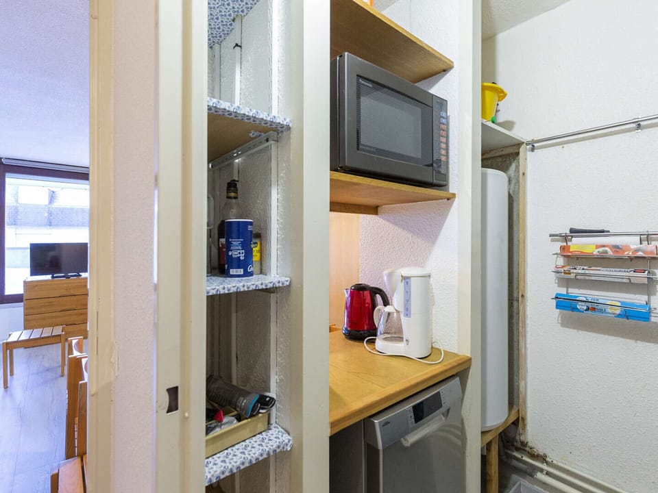Cozy 6-Person Apartment with Mountain View, Balcony, and Ski Storage in La Mongie Apartment in Aragon