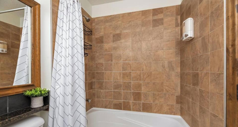 Primary ensuite full bathroom