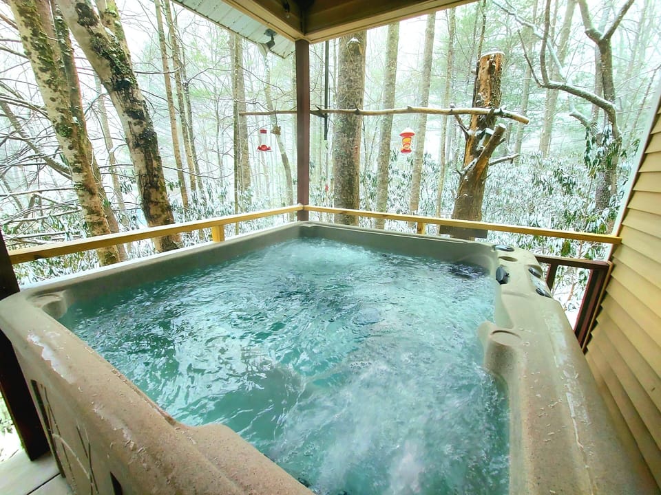 O-So-Relaxing Five-seater Hot Tub on Covered Porch, secluded and private 