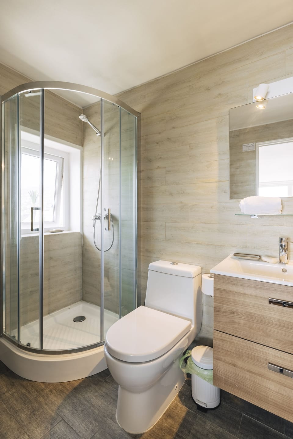 Premier Room | Bathroom | Shower, eco-friendly toiletries, hair dryer, towels