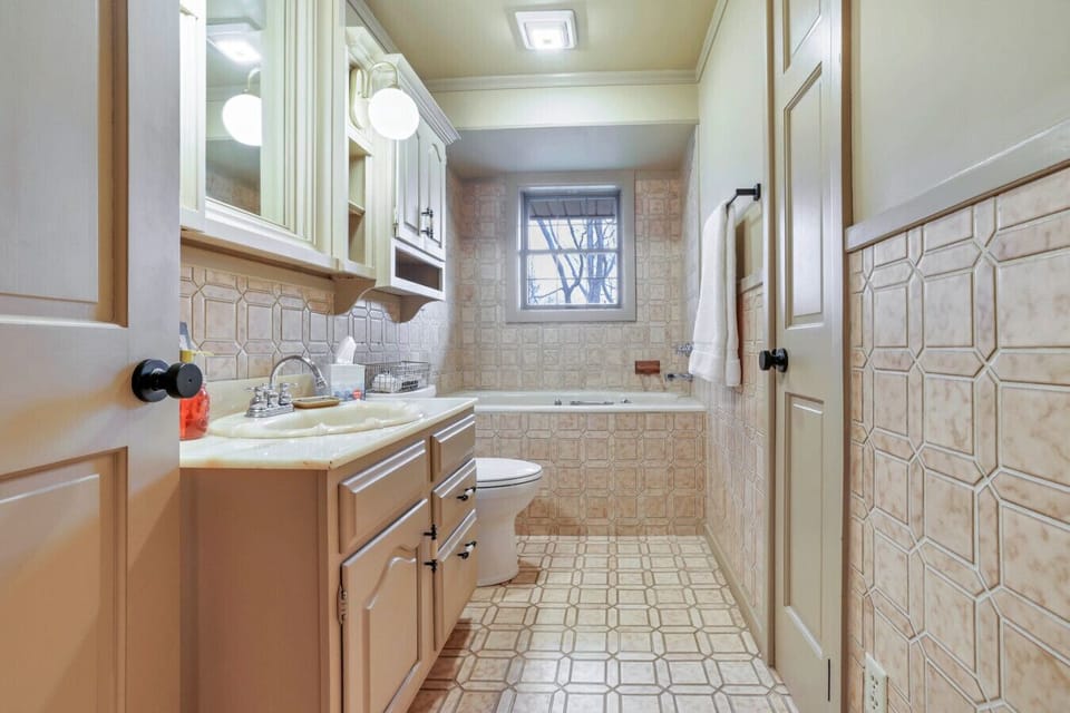 Shared second floor guest bath