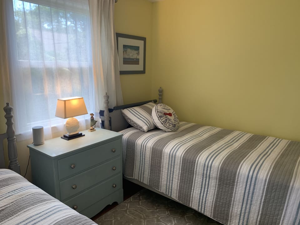 Guest bedroom #2 Two twin beds