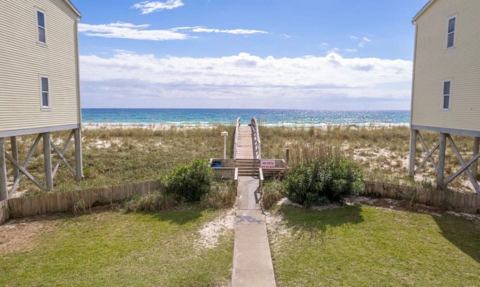 Short walk to the beach. It actually takes two minutes.