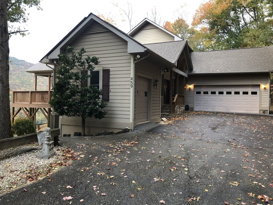 The Mountain View Lodge has end-of-the-road privacy and a beautiful entrance.