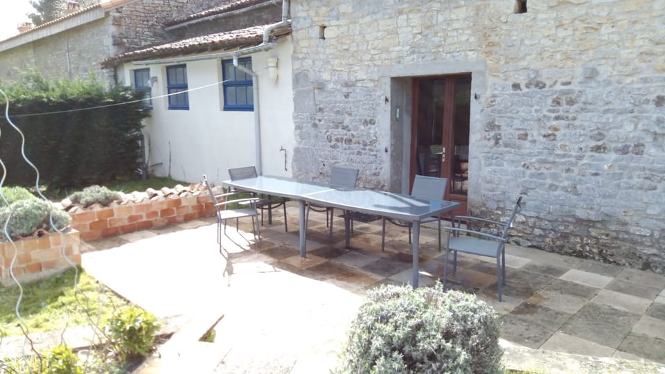 Outdoor seating / patio area