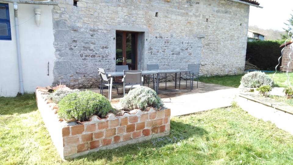 Outdoor seating / patio area