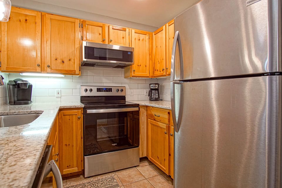 There is a full kitchen in this unit.