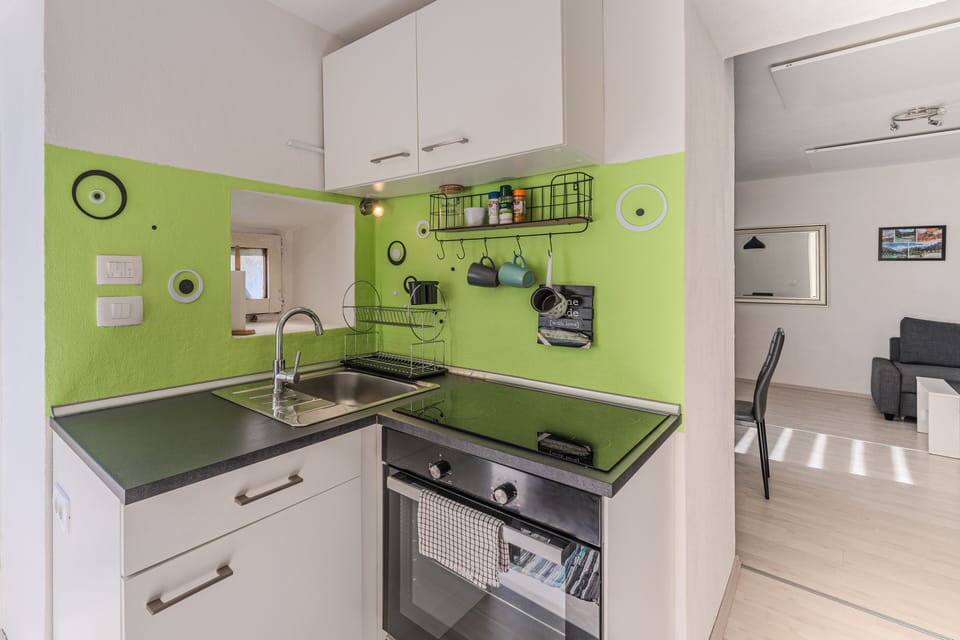 Full kitchen.