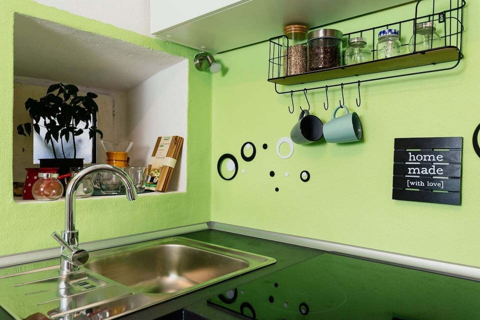 Full kitchen.