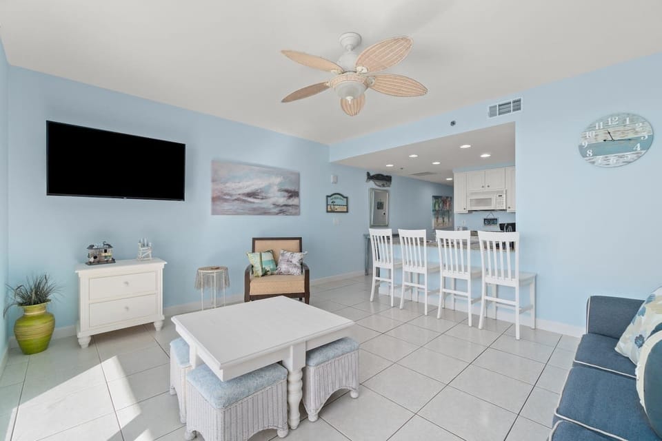 Ocean front living and dining