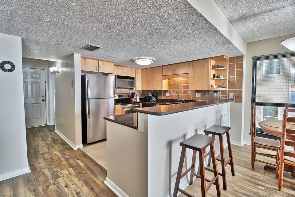 Kitchen / Eat-in Bar 