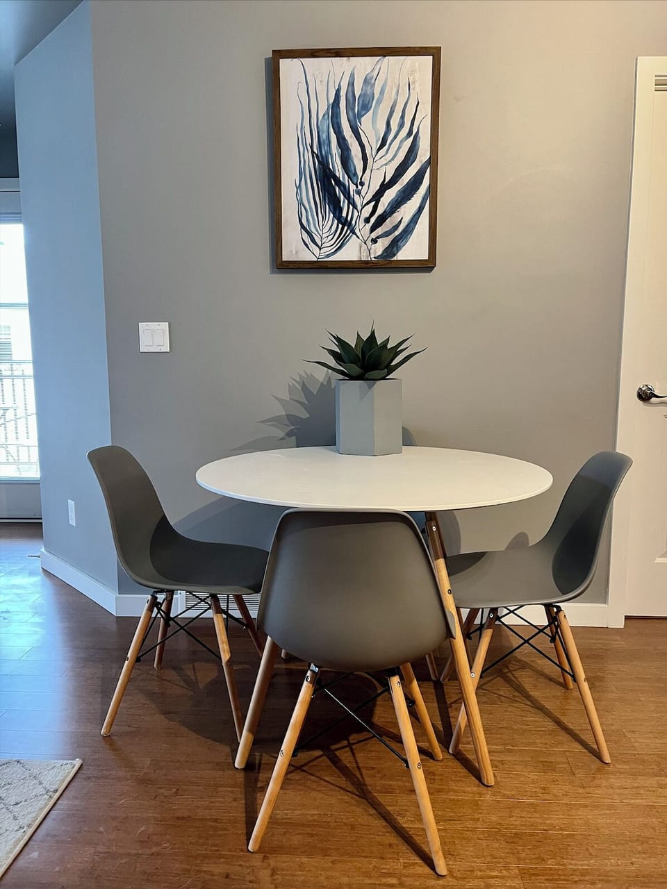 Kitchen table to enjoy dinners together!