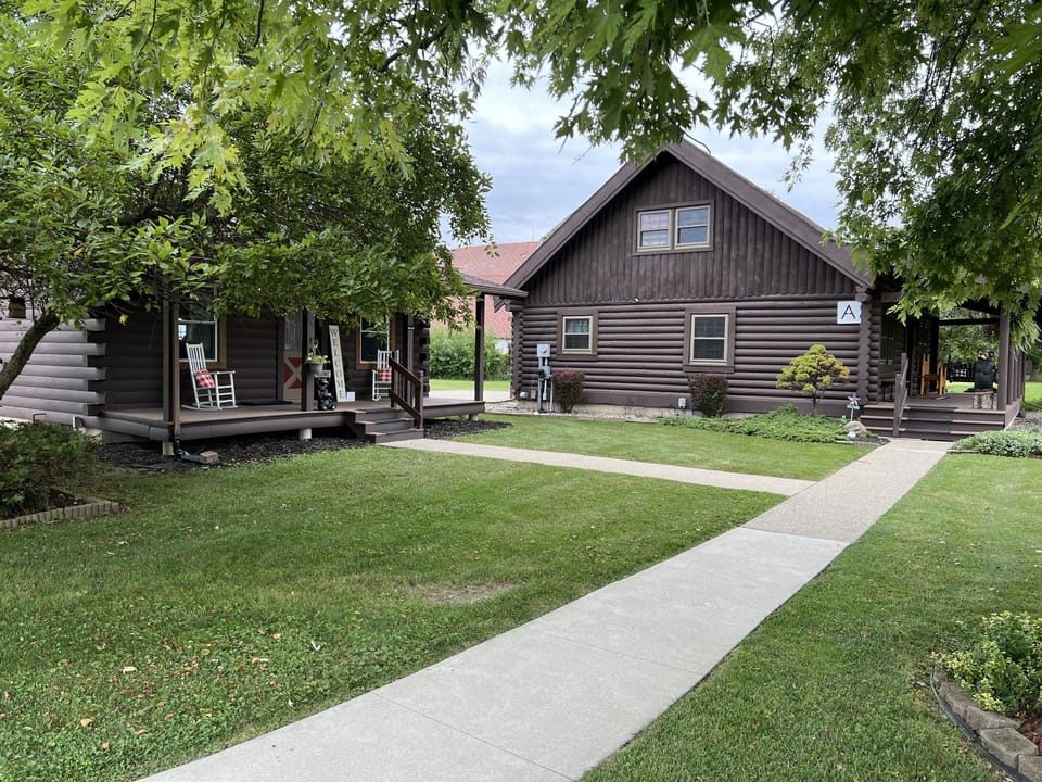 Little cabin next door to the main cabin. Invite a friend!
