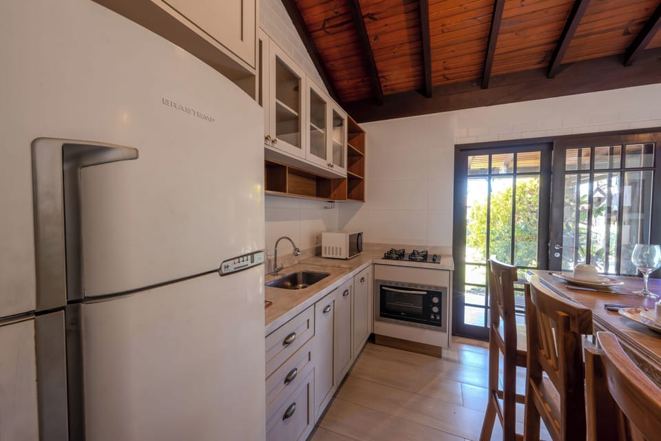 Premium Studio, Lanai | Private kitchen | Full-size fridge, microwave, oven, toaster