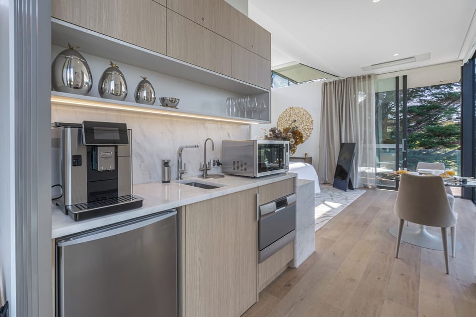 Villa Serenity | Private kitchen | Coffee/tea maker, mini-fridge, microwave, dishwasher