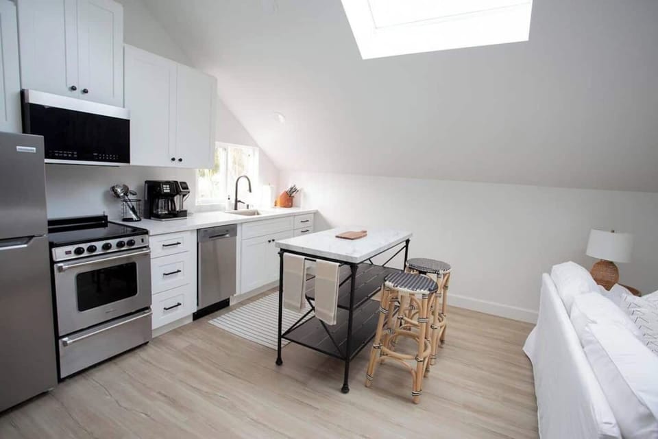 Full kitchen and prep area
