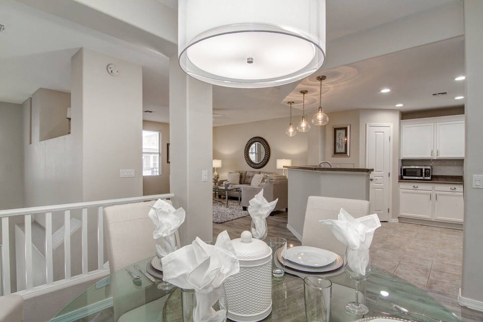 Seating for 6 at the dining room table