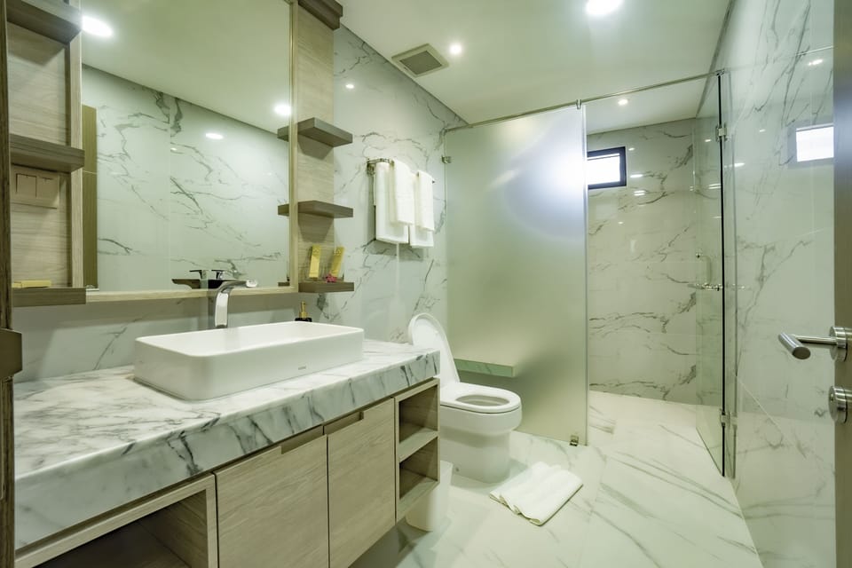 Premier Double or Twin Room | Bathroom | Shower, free toiletries, hair dryer, slippers