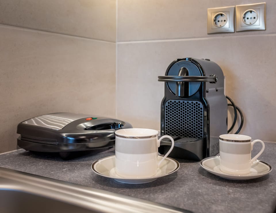 Toaster and nespresso mashine
