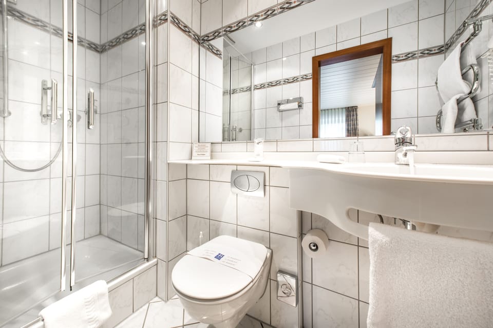 Comfort Suite | Living area | 42-inch LED TV with cable channels, TV