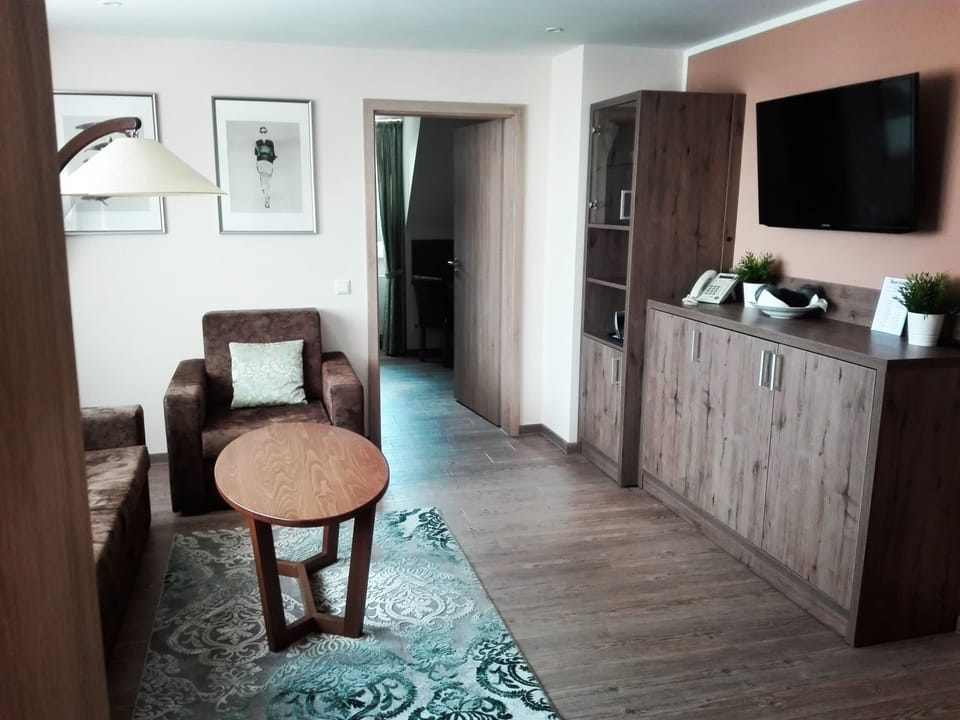 Comfort Suite | Living area | 42-inch LED TV with cable channels, TV