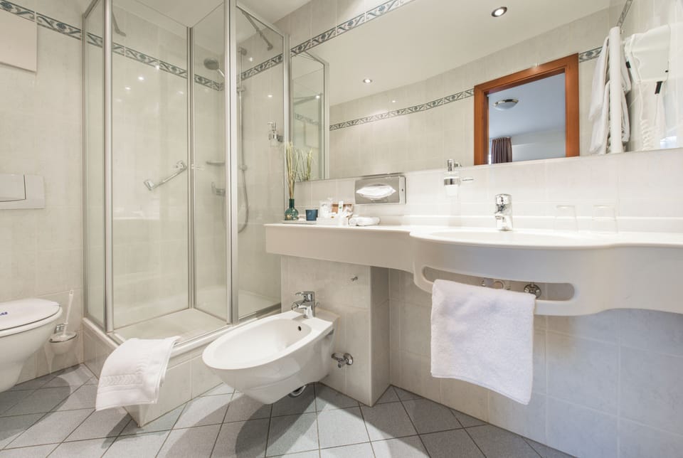 Comfort Double or Twin Room | Bathroom | Deep soaking tub, rainfall showerhead, free toiletries, hair dryer