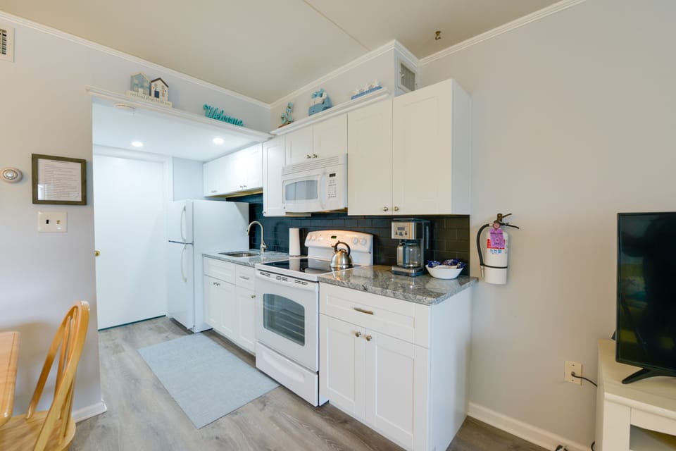 Kitchen | Cooking Basics | Coffee Maker | Paper Towels/Trash Bags Provided