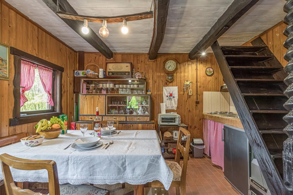 Family House, 2 Bedrooms, Fireplace, Mountainside (Chalet Birchwood With Whirlpool and) | Dining