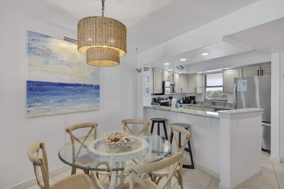 Dining Area & Kitchen