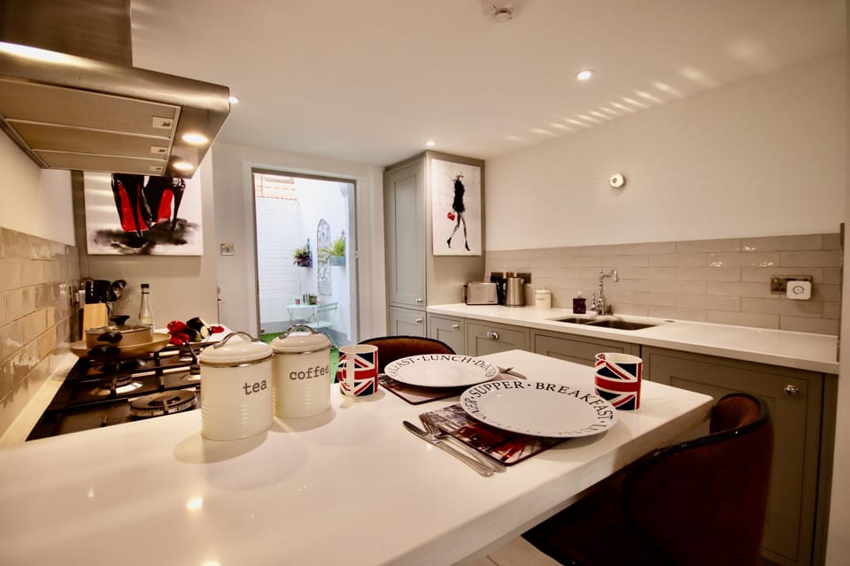 Fully loaded kitchen with dining area, dishwasher, washer/dryer. Fully loaded!
