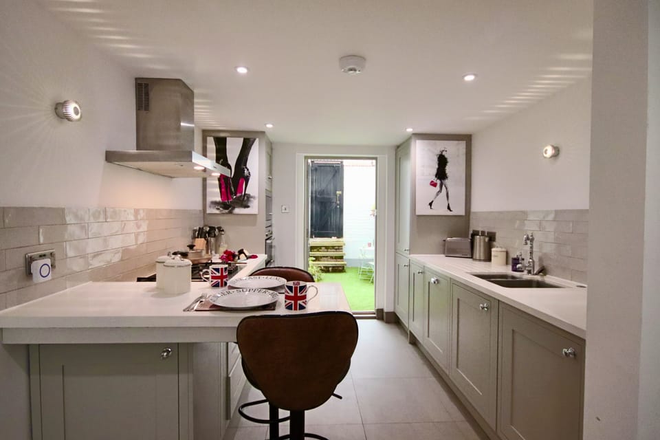 Fully loaded kitchen with dining area, dishwasher, washer/dryer. Fully loaded!