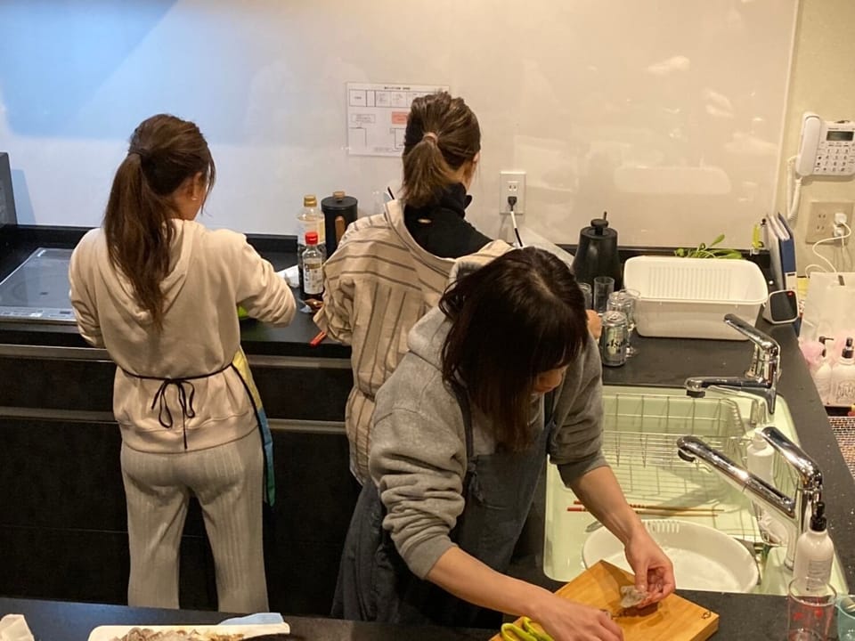 3 people can cook comfortably