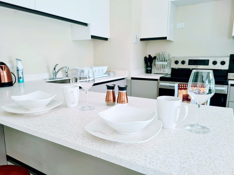 Full Kitchen with Peninsula Dining