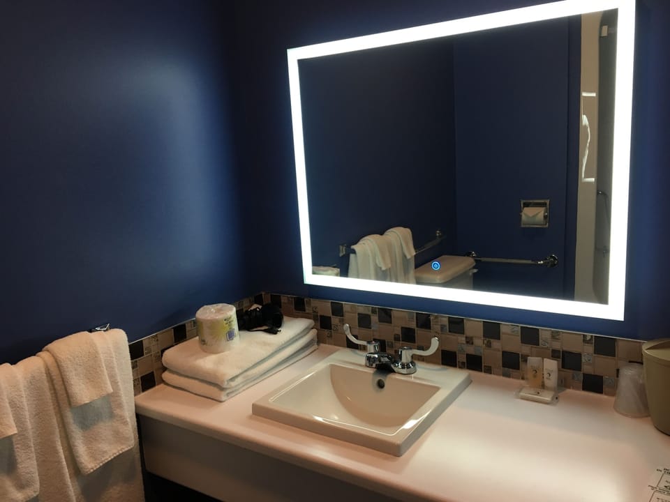 Combined shower/tub, free toiletries, hair dryer, towels
