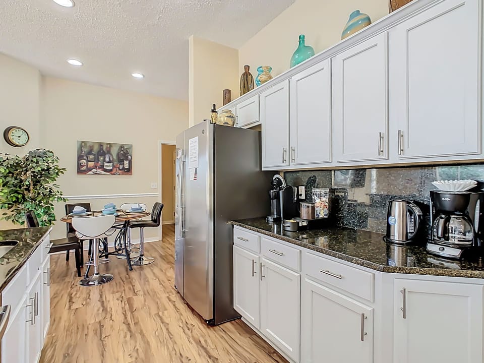 👩‍🍳 Fully equipped kitchen with quality appliances and plenty of counter space for cooking.
