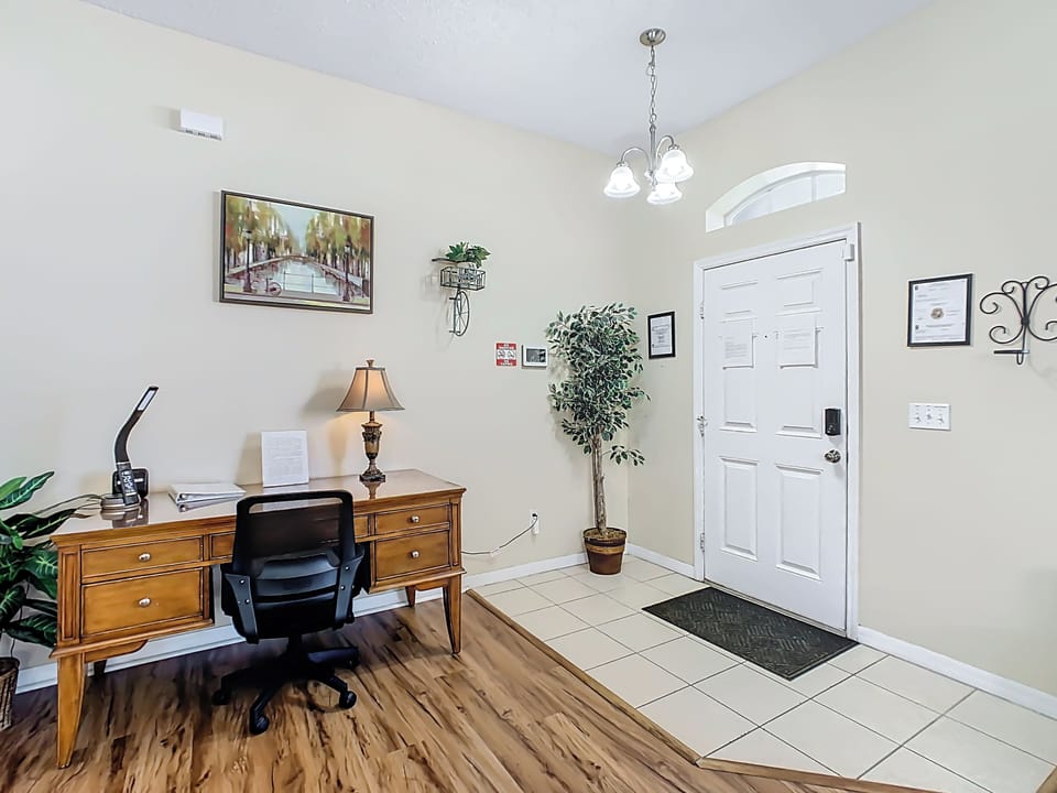 🖥️ A dedicated workspace with great lighting—located next to the living area and hallway leading to bedrooms.