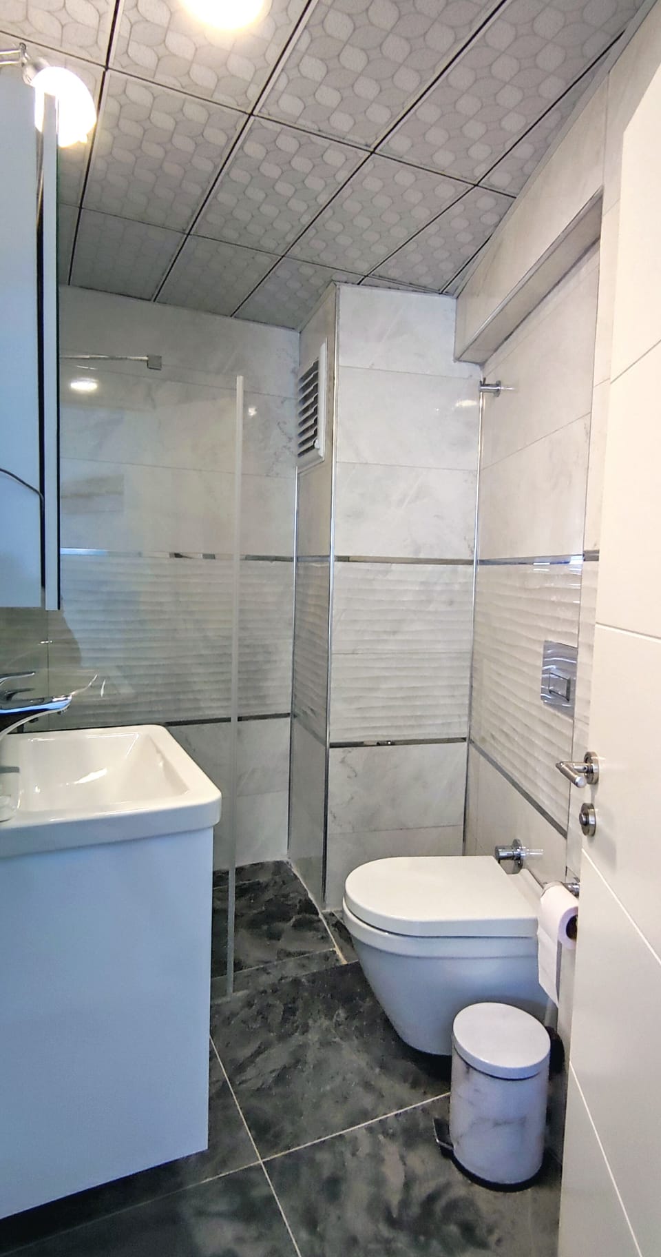 Standard Room | Bathroom | Shower, free toiletries, hair dryer, bathrobes